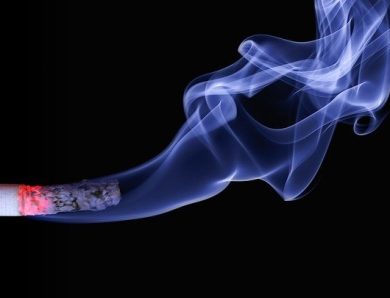 FUMO: INQUINA COME 3 MILIONI DI VOLI TRANSATLANTICI, E CAUSA UN QUINTO DEI DECESSI